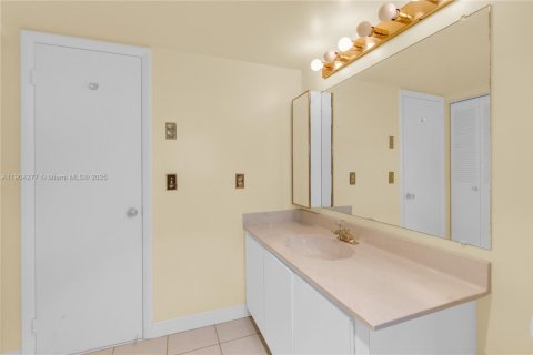 Condo in Dania Beach, Florida, 1 bedroom  № 1955089 - photo 14