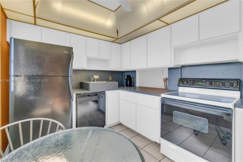 Condo in Dania Beach, Florida, 1 bedroom  № 1955089 - photo 6