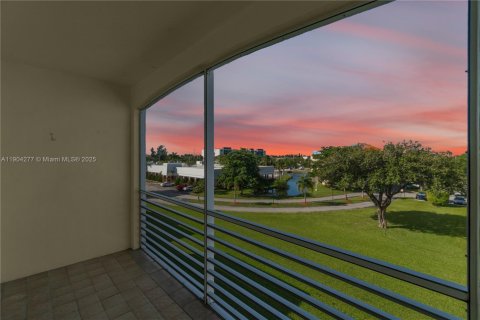 Condo in Dania Beach, Florida, 1 bedroom  № 1955089 - photo 1