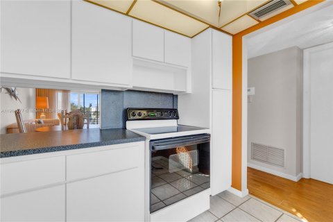 Condo in Dania Beach, Florida, 1 bedroom  № 1955089 - photo 8