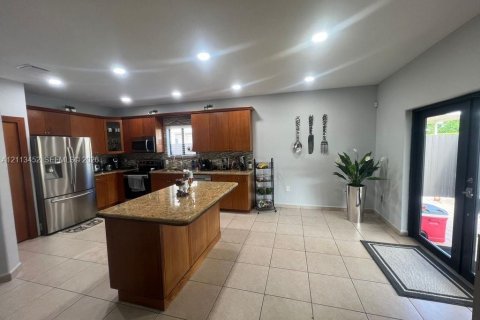 Villa ou maison à louer à Miami, Floride: 4 chambres, 165.74 m2 № 2439364 - photo 8