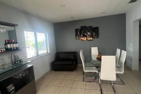 Villa ou maison à louer à Miami, Floride: 4 chambres, 165.74 m2 № 2439364 - photo 7