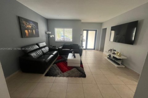 Villa ou maison à louer à Miami, Floride: 4 chambres, 165.74 m2 № 2439364 - photo 5