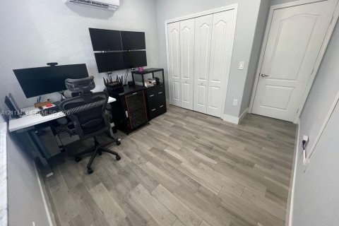 Villa ou maison à louer à Miami, Floride: 4 chambres, 165.74 m2 № 2439364 - photo 11