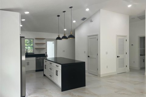 House in Tampa, Florida 3 bedrooms, 130.06 sq.m. № 2330021 - photo 13