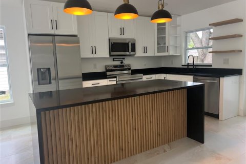 House in Tampa, Florida 3 bedrooms, 130.06 sq.m. № 2330021 - photo 15