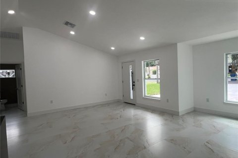House in Tampa, Florida 3 bedrooms, 130.06 sq.m. № 2330021 - photo 7