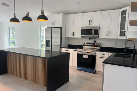 House in Tampa, Florida 3 bedrooms, 130.06 sq.m. № 2330021 - photo 14