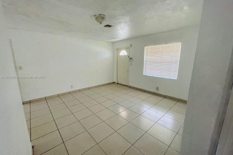 House in Hollywood, Florida 3 bedrooms, 120.68 sq.m. № 1942125 - photo 3