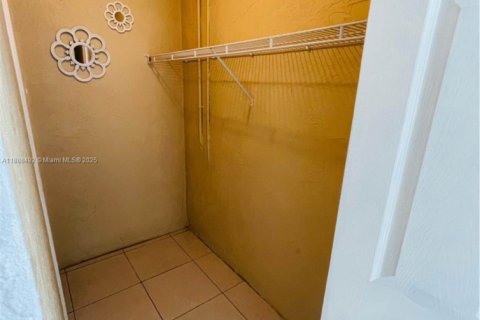 House in Hollywood, Florida 3 bedrooms, 120.68 sq.m. № 1942125 - photo 12