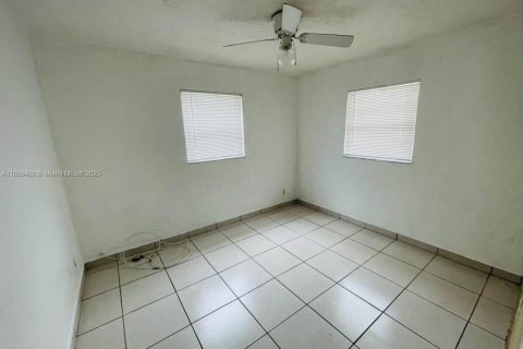 House in Hollywood, Florida 3 bedrooms, 120.68 sq.m. № 1942125 - photo 9