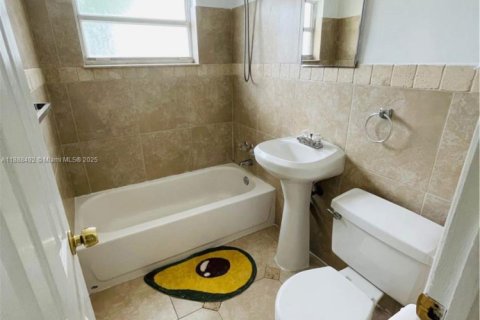 House in Hollywood, Florida 3 bedrooms, 120.68 sq.m. № 1942125 - photo 7