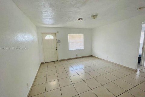 House in Hollywood, Florida 3 bedrooms, 120.68 sq.m. № 1942125 - photo 2