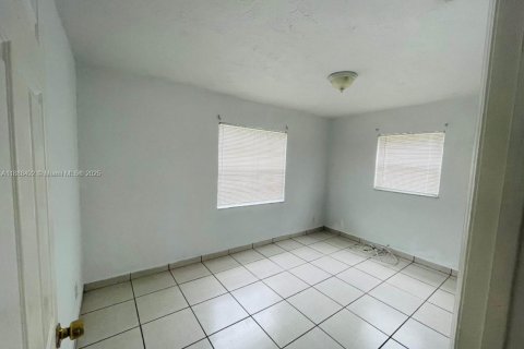 House in Hollywood, Florida 3 bedrooms, 120.68 sq.m. № 1942125 - photo 8