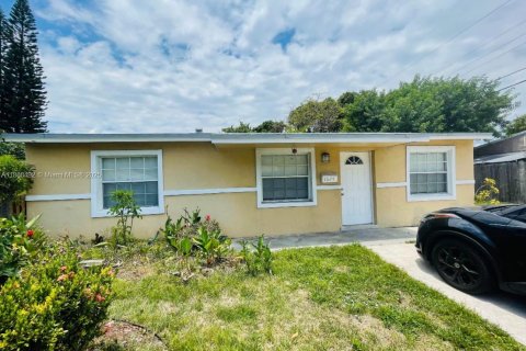 House in Hollywood, Florida 3 bedrooms, 120.68 sq.m. № 1942125 - photo 1