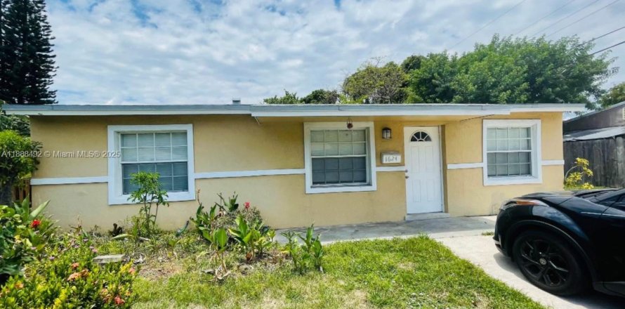 House in Hollywood, Florida 3 bedrooms, 120.68 sq.m. № 1942125