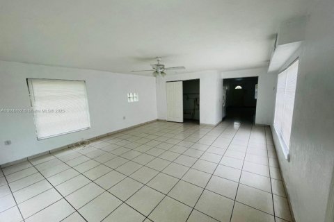 House in Hollywood, Florida 3 bedrooms, 120.68 sq.m. № 1942125 - photo 6
