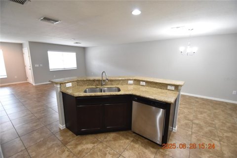 Townhouse in Wesley Chapel, Florida 3 bedrooms, 146.41 sq.m. № 1908638 - photo 13