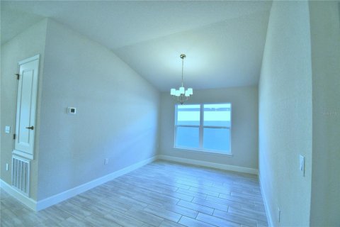 House in MAGNOLIA PARK in Haines City, Florida 4 bedrooms, 169.08 sq.m. № 1871135 - photo 8