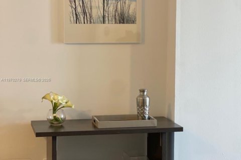 Condo in Miami, Florida, 2 bedrooms  № 2046783 - photo 12