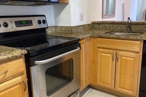 Condo in Miami, Florida, 2 bedrooms  № 2046783 - photo 15