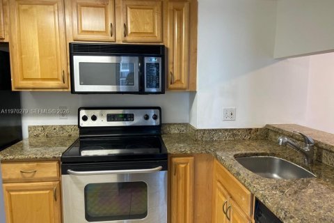 Condo in Miami, Florida, 2 bedrooms  № 2046783 - photo 14