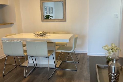 Condo in Miami, Florida, 2 bedrooms  № 2046783 - photo 11