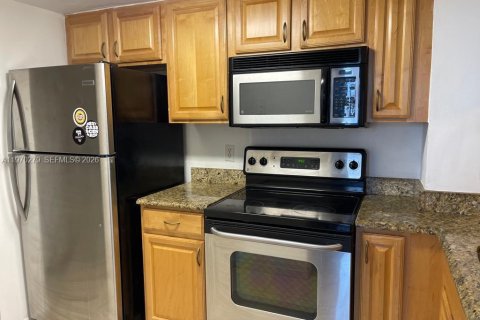 Condo in Miami, Florida, 2 bedrooms  № 2046783 - photo 13