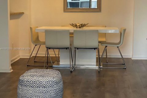 Condo in Miami, Florida, 2 bedrooms  № 2046783 - photo 9