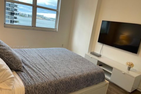 Condo in Miami, Florida, 2 bedrooms  № 2046783 - photo 19