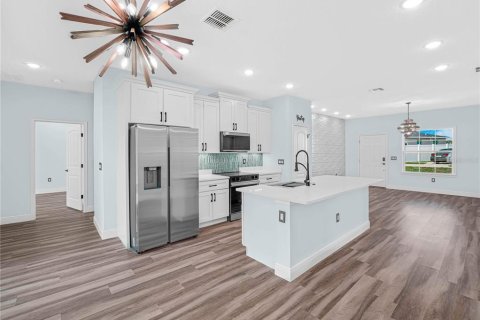 House in Poinciana, Florida 4 bedrooms, 158.86 sq.m. № 1769591 - photo 8