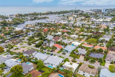 House in Lighthouse Point, Florida 4 bedrooms № 2048666 - photo 2