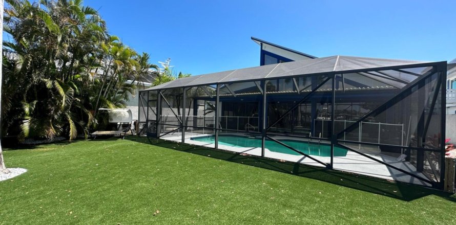 House in Stuart, Florida 3 bedrooms, 250.56 sq.m. № 1160413