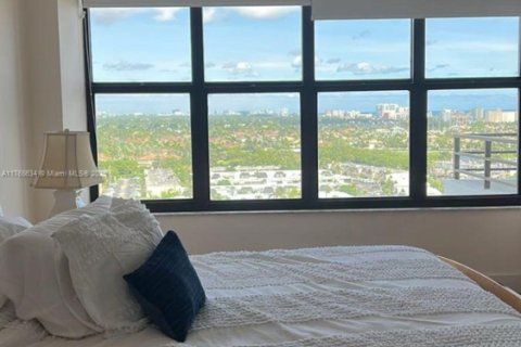 Condominio en alquiler en Hallandale Beach, Florida, 1 dormitorio № 1939975 - foto 3