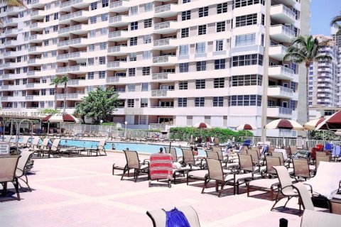 Condominio en alquiler en Hallandale Beach, Florida, 1 dormitorio, 80.82 m2 № 2057447 - foto 11