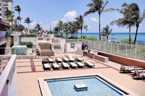 Condominio en alquiler en Hallandale Beach, Florida, 1 dormitorio, 80.82 m2 № 2057447 - foto 17