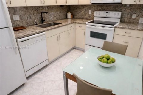 Condominio en alquiler en Hallandale Beach, Florida, 1 dormitorio, 80.82 m2 № 2057447 - foto 5