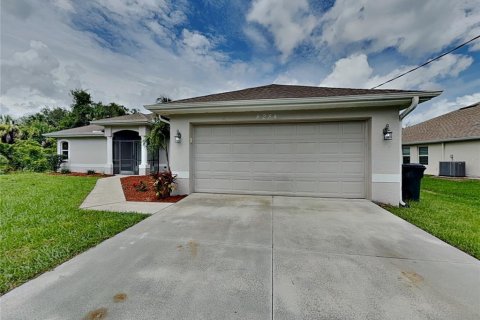 House in North Port, Florida 3 bedrooms, 184.23 sq.m. № 1911885 - photo 1