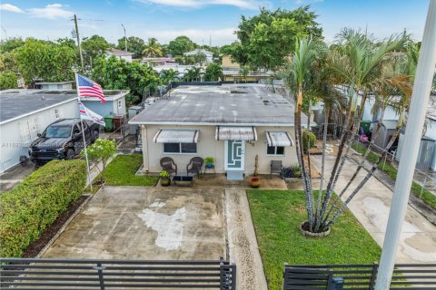 Casa en venta en Hialeah, Florida, 3 dormitorios, 121.61 m2 № 1945542 - foto 2