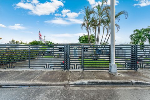 Casa en venta en Hialeah, Florida, 3 dormitorios, 121.61 m2 № 1945542 - foto 1