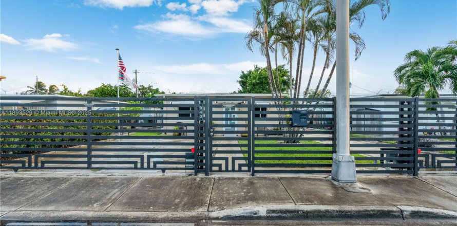 Casa en Hialeah, Florida 3 dormitorios, 121.61 m2 № 1945542