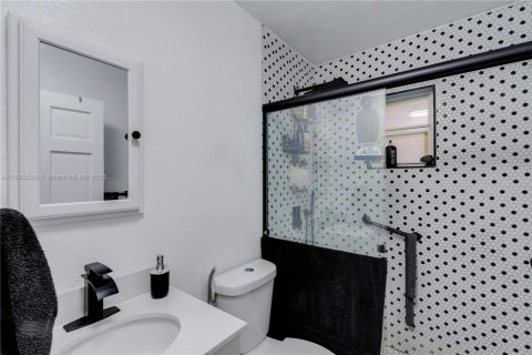 Casa en venta en Hialeah, Florida, 3 dormitorios, 121.61 m2 № 1945542 - foto 11