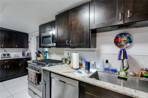 Casa en venta en Hialeah, Florida, 3 dormitorios, 121.61 m2 № 1945542 - foto 12