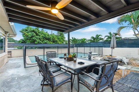 Casa en venta en Hialeah, Florida, 3 dormitorios, 121.61 m2 № 1945542 - foto 7