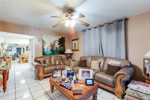 Casa en venta en Hialeah, Florida, 3 dormitorios, 121.61 m2 № 1945542 - foto 17