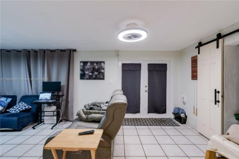 Casa en venta en Hialeah, Florida, 3 dormitorios, 121.61 m2 № 1945542 - foto 16
