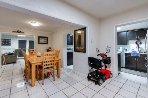 Casa en venta en Hialeah, Florida, 3 dormitorios, 121.61 m2 № 1945542 - foto 9