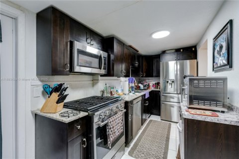 Casa en venta en Hialeah, Florida, 3 dormitorios, 121.61 m2 № 1945542 - foto 8