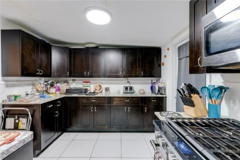 Casa en venta en Hialeah, Florida, 3 dormitorios, 121.61 m2 № 1945542 - foto 15