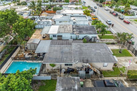 Casa en venta en Hialeah, Florida, 3 dormitorios, 121.61 m2 № 1945542 - foto 19